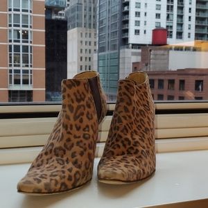 Isaac Mizrahi leopard ankle booties 7.5